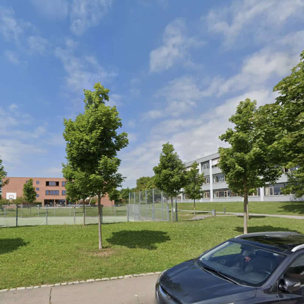 Bild der Schulen in Kusterdingen: rechts Astrid-Lindgren-Schule, links das Ev. Blaulach-Gymnasium