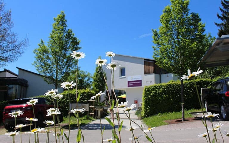 Bidl des Gemeindepflegehauses Härten in Kusterdingen mit Blunmen im Vordergrund