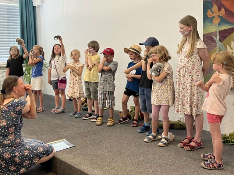 Die Kinder des Chores der Musikschule Kirchentellinsfurt singen beim Gemeindefest
